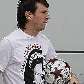 Messi sai do Barcelona com bola autografada pelo time após os quatro gols na Liga dos Campeões