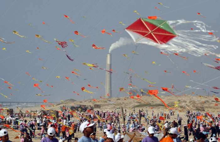 Crianças palestinas tentam quebrar o recorde de pipas empinadas, em Gaza
