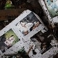 Fotos de família são vistas em meio a ruínas das casas de Otsuchi