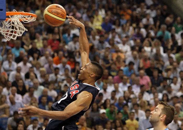 Russell Westbrook, dos Estados Unidos, erra a enterrada no amistoso contra a Grécia, em Atenas