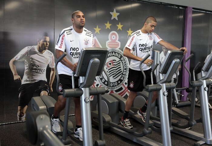 Adriano faz exercícios na academia do CT Joaquim Grava, em seu primeiro dia de treino no Corinthians