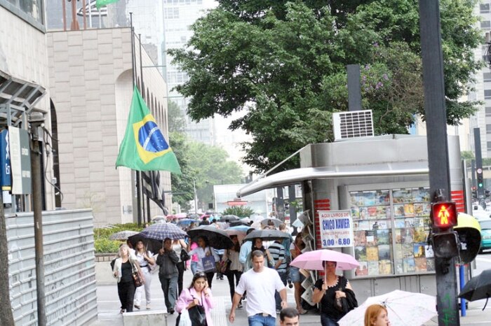  Na  Av. Paulista bandeiras a meio-mastro lembrando o luto por Jose de Alencar. 30/03/2011