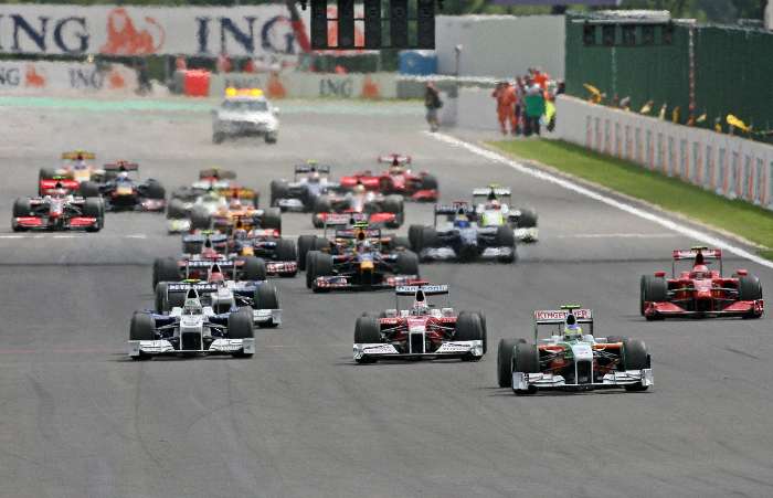 A largada do GP da Bélgica de F-1, com Fisichella mantendo a ponta