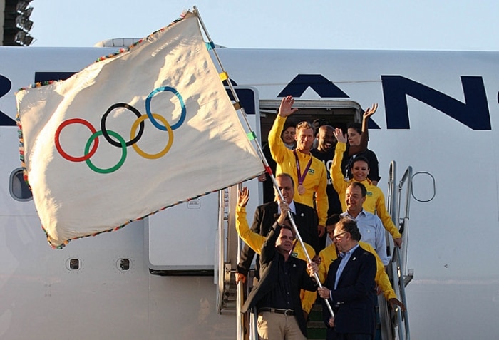 O prefeito do Rio de Janeiro, Eduardo Paes, volta de Londres com a bandeira olímpica 