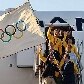 O prefeito do Rio de Janeiro, Eduardo Paes, volta de Londres com a bandeira olímpica 