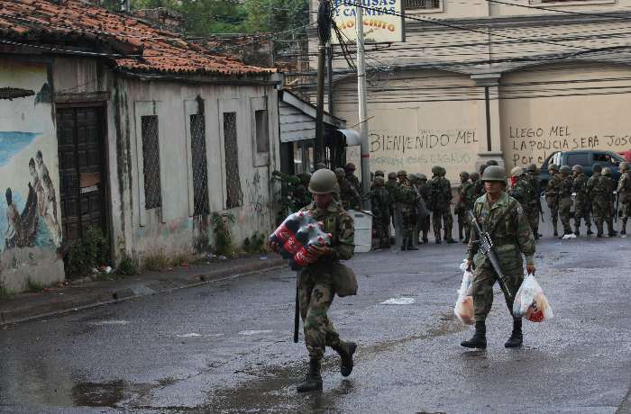 Tropas hondurenhas entraram em conflito nas noites anteriores com os seguidores do líder deposto