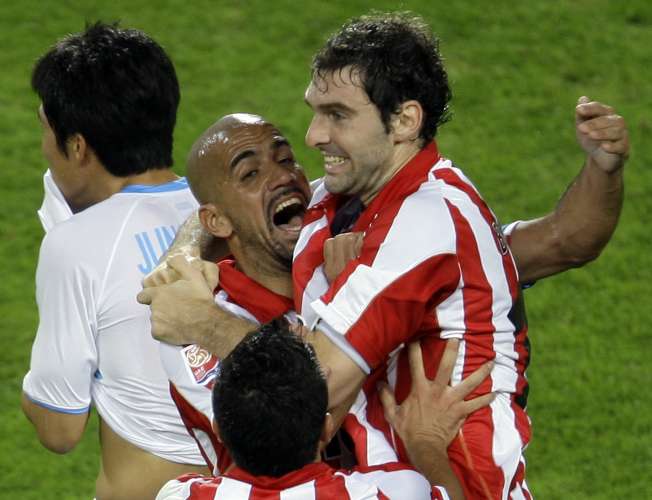 Mauro Boselli recebe abraço de Verón após marcar para o Estudiantes no Mundial de Clubes