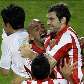 Mauro Boselli recebe abraço de Verón após marcar para o Estudiantes no Mundial de Clubes