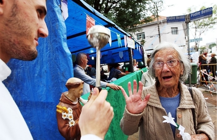 Fiéis celebram Dia de Santo Antônio com bolo e pãozinho