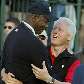 Michael Jordan abraça Bill Clinton em evento de golfe