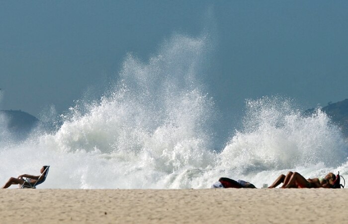 Ressaca tem ondas de até 3 metros nas praias do Rio 