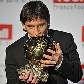 Lionel Messi beija o troféu de vencedor da Bola de Ouro da France Football de 2009 Lionel Messi beija o troféu de vencedor da Bola de Ouro da France Football de 2009