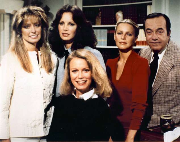 A atriz com o elenco da série 