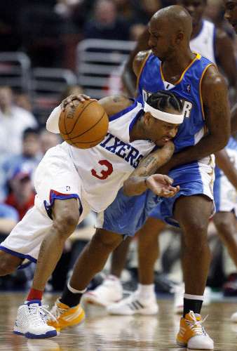Allen Iverson, do Philadelphia 76ers, tenta passar por Chauncey Billups, do Denver Nuggets