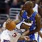 Allen Iverson, do Philadelphia 76ers, tenta passar por Chauncey Billups, do Denver Nuggets