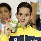 Thiago Pereira exibe a medalha de ouro conquistada na prova dos 400m nado medley