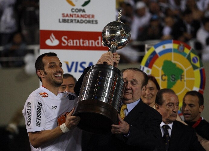 Edu Dracena, capitão do Santos, recebe a Copa Libertadores do presidente da Conmebol, Nicolas Leoz