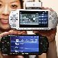 Modelo exibe o novo PSP (acima), console portátil da Sony Modelo exibe o novo PSP (acima), console portátil da Sony