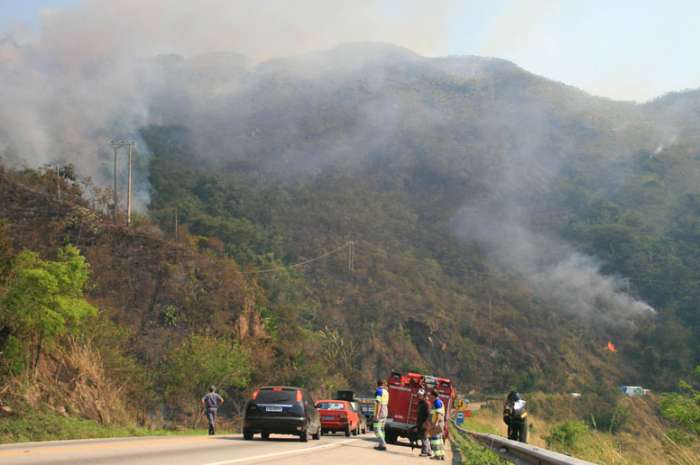 Ar seco ajuda a propagar queimada , em Sao Sebastião, litoral de  São Paulo. 20/08/2010