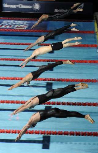 Nadadores - entre eles Michael Phelps - partem para a prova dos 100 m livre no Desafio na Piscina