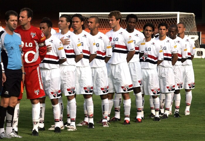 Rogério Ceni ouve o hino nacional antes de partida diante da Ponte Preta 