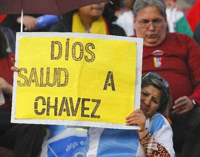 Torcedora da Venezuela mostra apoio ao presidente Hugo Chávez
