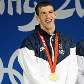 Phelps sorri com a medalha no peito em Pequim