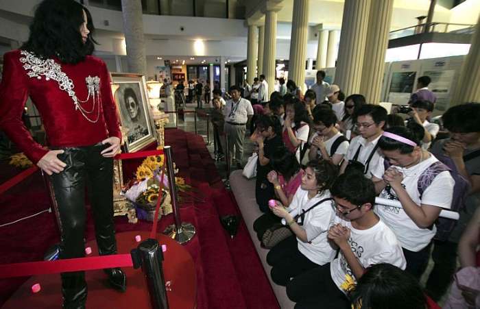 Fãs rezam pelo primeiro ano da morte de Michael Jackson, em Shanghai, China 