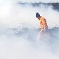 Homem atravessa a Montanha Orra, em meio a pequeno incêndio pela secura do tempo, na Irlanda