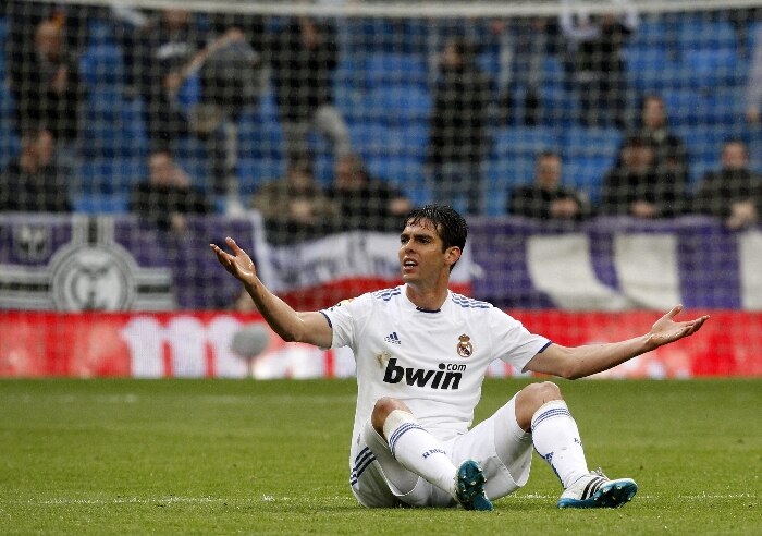 Kaká, do Real Madrid, reclama da não marcação de uma falta diante do Zaragoza