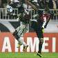 Márcio Araújo e Léo Gago dividem no meio-campo no empate sem gols entre Vasco e Palmeiras