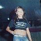 Daniele de Azevedo mostra a foto da prima Larissa dos Santos, ferida na escola