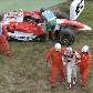 Timo Glock sai andando do carro, amparado pelos médicos Timo Glock sai andando do carro, amparado pelos médicos