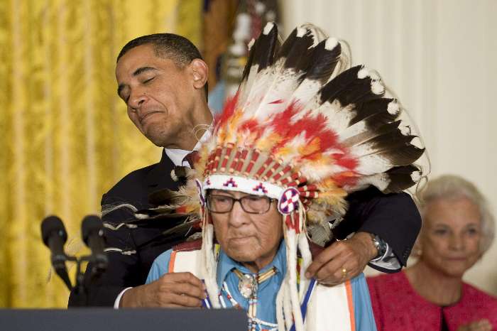 Obama condecora Joe Medicine Crow