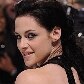 Kristen Stewart mostra detalhe do vestido em pré-estreia Kristen Stewart mostra detalhe do vestido em pré-estreia