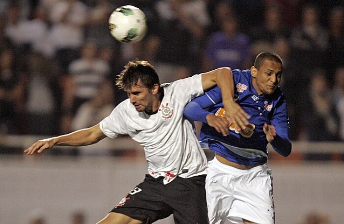 Paulinho marca no final e Corinthians bate Cruzeiro
