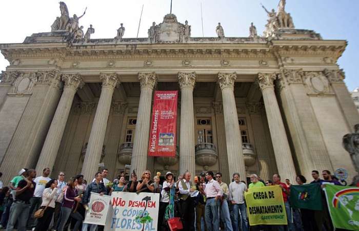 Com aipins, abobrinhas e milhos, ambientalistas e agricultores protestam pelo Código Florestal, RJ