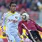 Mickael Tavares, do Nuremberg, domina a bola contra marcação de Renato Augusto, do Bayer Leverkusen