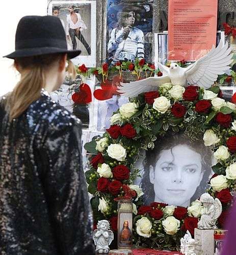 Em Munich, alemã faz um minuto de silêncio em frente ao memorial feito para o Rei do Pop