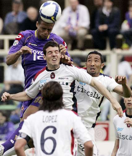 Felipe Melo, da Fiorentina, cabeceia bola antes de Lazzari, do Cagliari