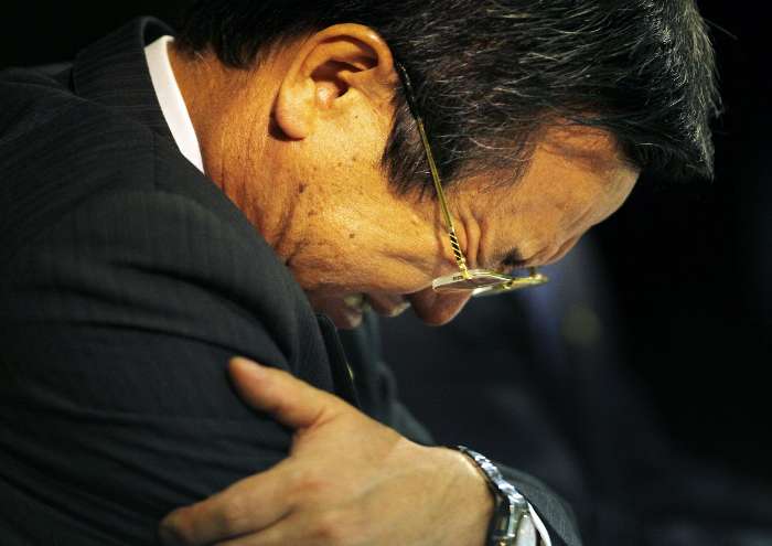 Tadashi Yamashita, chefe esportivo da Toyota, chora com o anúncio da retirada