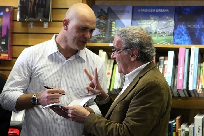 Ex-goleiro Marcos distribui autógrafos na noite do lançamento de sua biografia