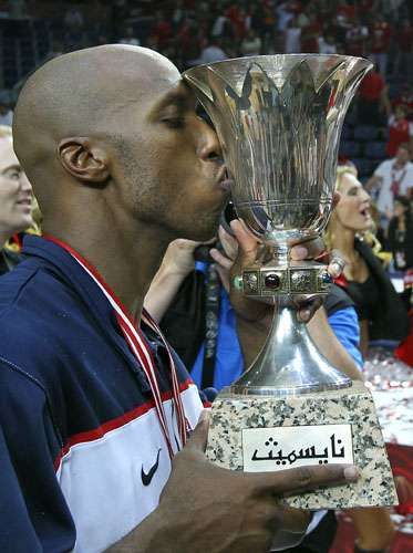 Chauncey Billups beija o troféu após a final do Mundial, em Istambul 