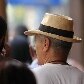 Chapéu Panamá vira mania de brasileiro para se esconder do sol