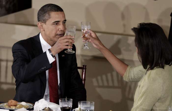 Michelle e Obama brindam 