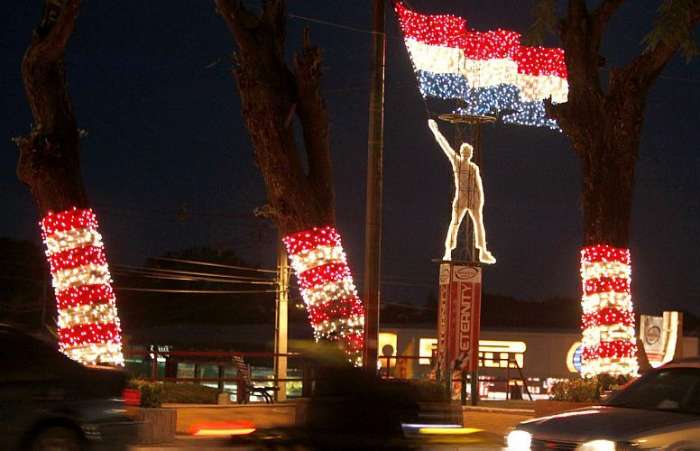 Em Assunção, iluminação é feita para incentivar a equipe paraguaia na Copa do Mundo 2010