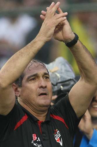 Debaixo de muita chuva, Muricy Ramalho chora na conquista do tricampeonato
