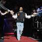 Walt Frasier cumprimenta torcedores dos Knicks durante homenagem no Madison Square Garden Walt Frasier cumprimenta torcedores dos Knicks durante homenagem no Madison Square Garden