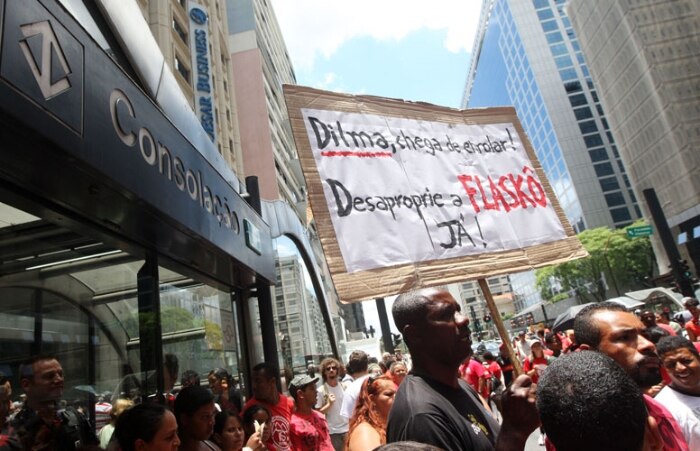 Cerca de 500 protestam por moradia na Avenida Paulista