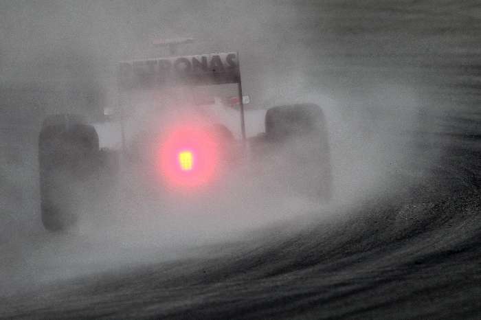 Michael Schumacher acelera seu Mercedes durante o chuvoso treino do GP da Malásia de F-1
